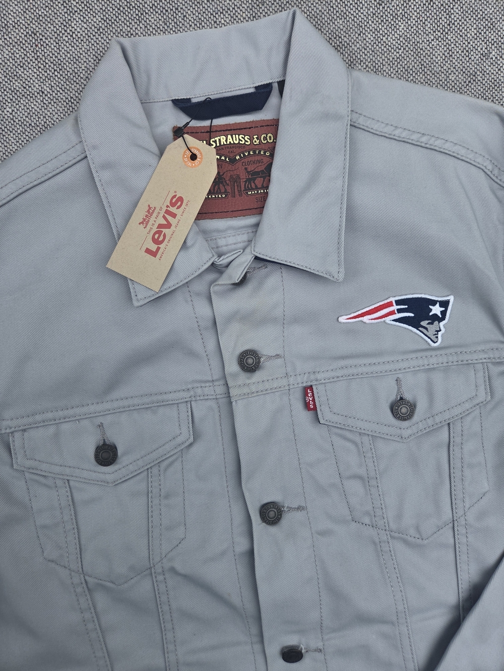 🏈 Levi’s x NFL Patriots Gray Trucker Jacket Men’s XL NWT - Picture 4 of 16